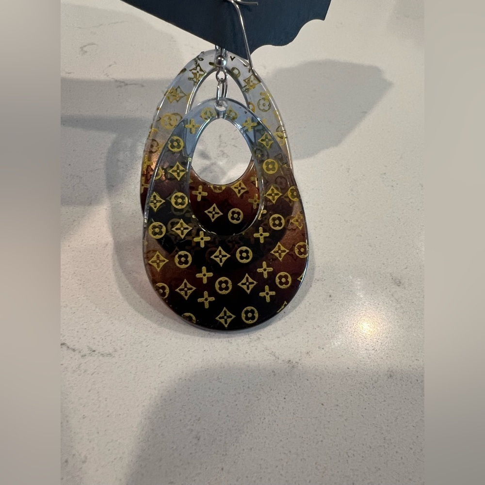 Hard Plastic statement earrings - Picture 3 of 9